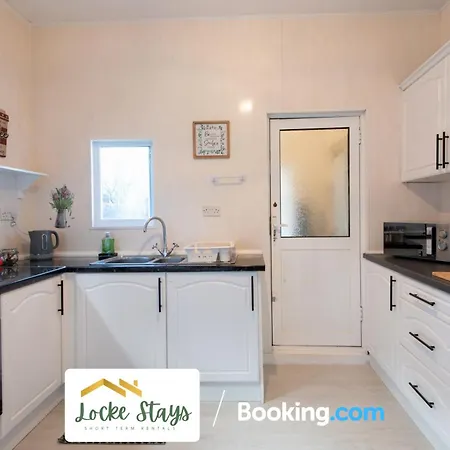 7 Bedroom House By Locke Short Lets Serviced Linthorpe Free Parking * Middlesbrough