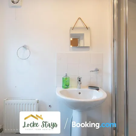 7 Bedroom House By Locke Short Lets Serviced Linthorpe Free Parking Otel Middlesbrough